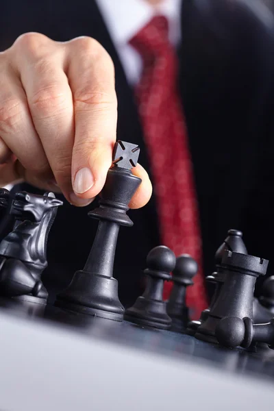 Homme d'affaires jouant aux échecs — Photo