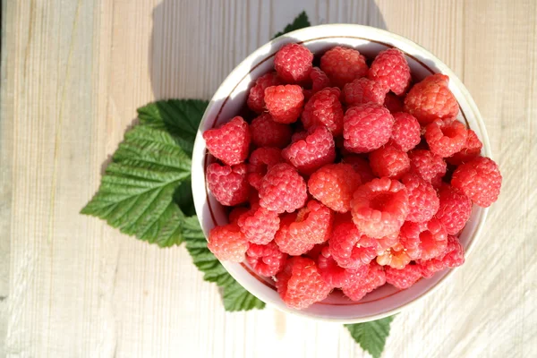 Fresh raspberries in plate — Stock Photo, Image