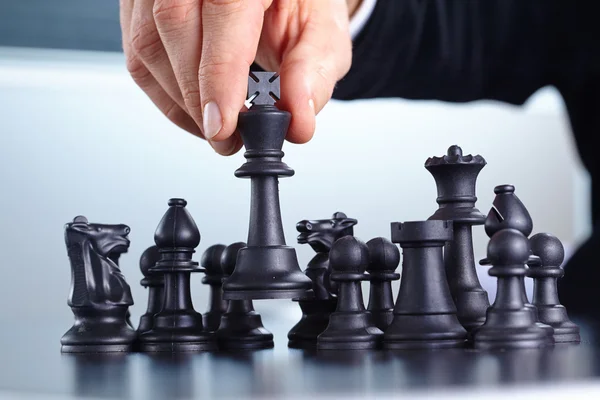 Empresario jugando ajedrez —  Fotos de Stock