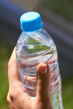 Suyu elinde tutan kadın