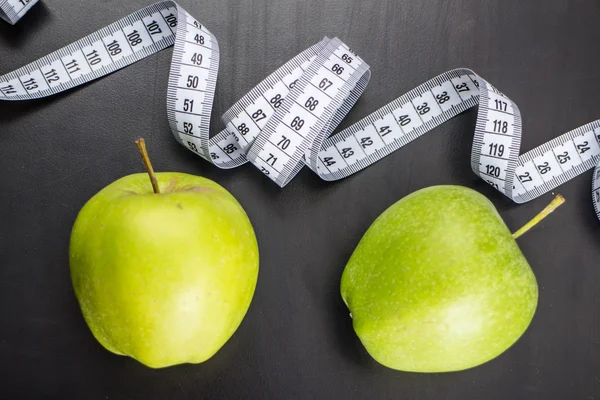 Äpfel mit Maßband — Stockfoto