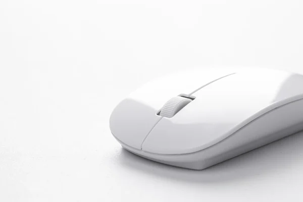 Mouse del computer su bianco — Foto Stock