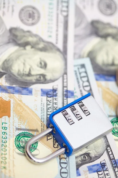 Hänglås på dollar sedlar — Stockfoto