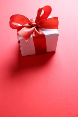 giftbox kırmızı kurdele ile