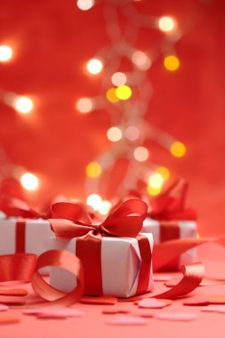 kırmızı kurdele ile hediyeler