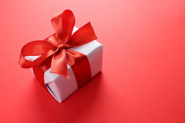 Giftbox with red ribbon — Stock Photo, Image