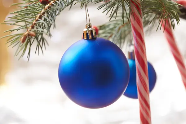 Pine Tak Met Snoep Kegels Kerstballen Kerstmis Decoratie Concept — Stockfoto