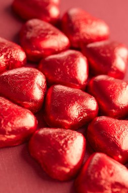 Kırmızı kalp şekerler