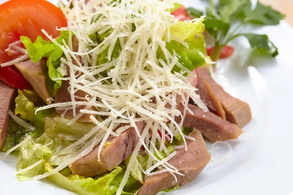 Heerlijke Salade Met Vlees Witte Plaat Close — Stockfoto