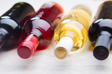 farklı şarap şişe