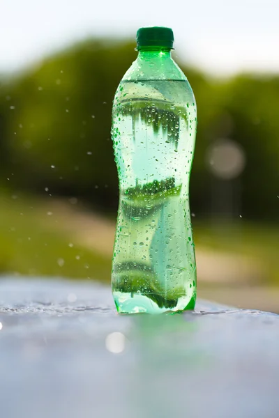 Garrafa verde com água — Fotografia de Stock