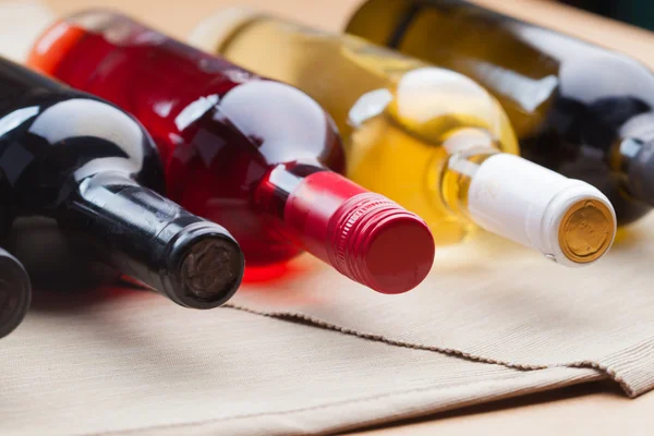 Botol dengan anggur yang berbeda — Stok Foto