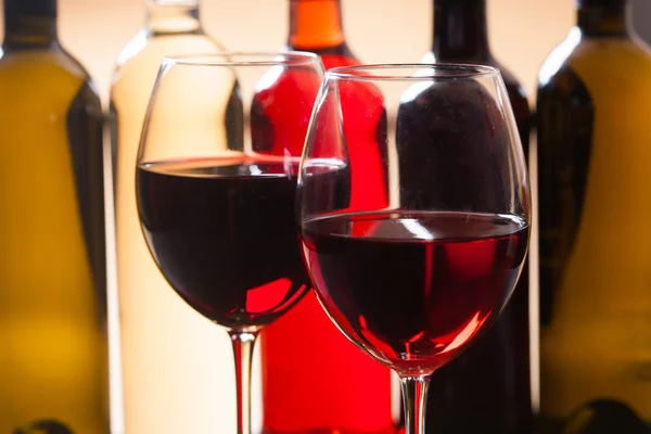 Garrafas e copos de vinho — Fotografia de Stock