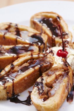 Elmalı turta ve dondurma.