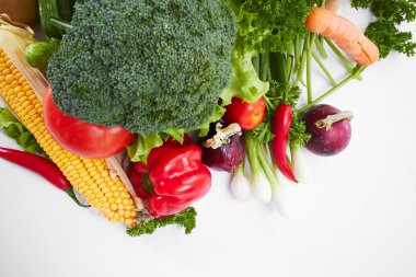 beyaz üzerine taze sebze