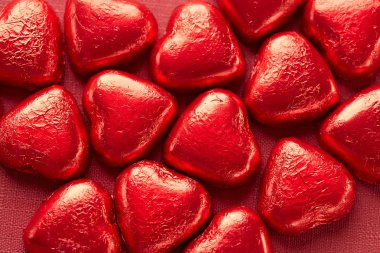 Kırmızı kalp şekerler