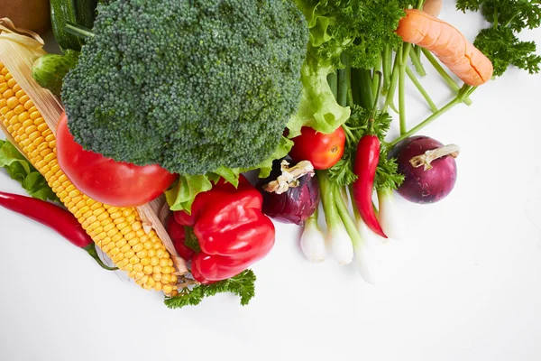 Verduras frescas sobre blanco — Foto de Stock