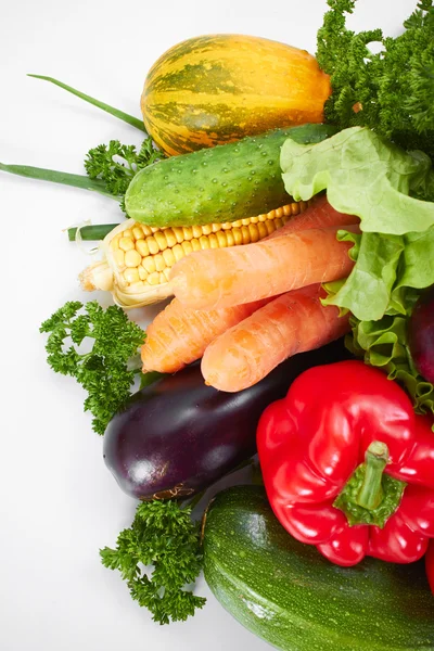 Frisches Gemüse auf weißem — Stockfoto
