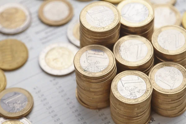 Euro coins on graph — Stock Photo, Image