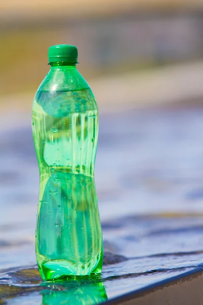 Bouteille verte avec eau — Photo