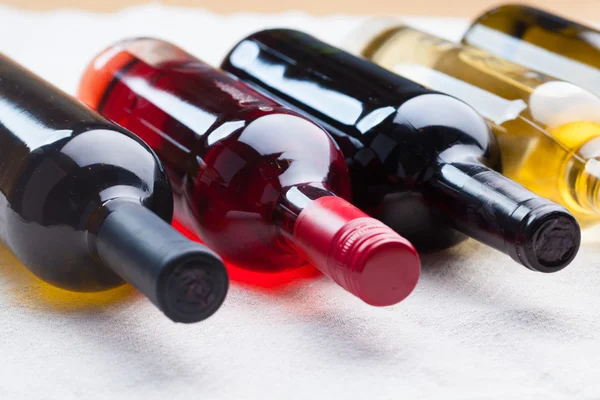 Бутылки с различными винами — стоковое фото