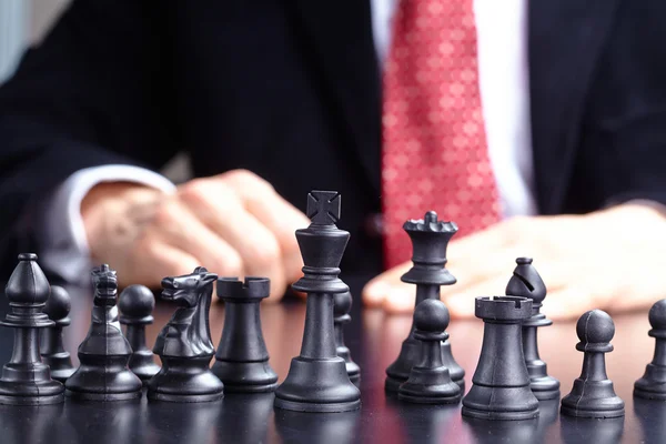 Geschäftsmann spielt Schach — Stockfoto