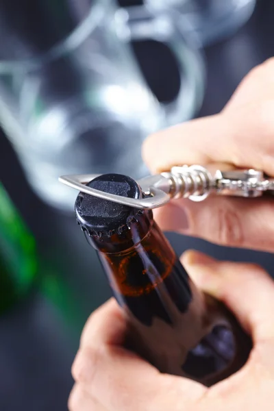 Hand öffnet Bier — Stockfoto