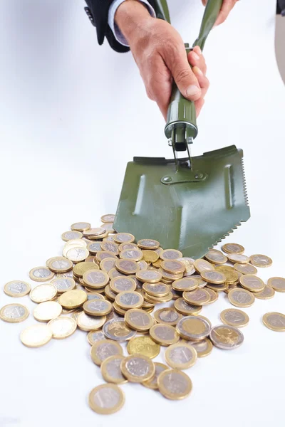 Groene schop met geld — Stockfoto