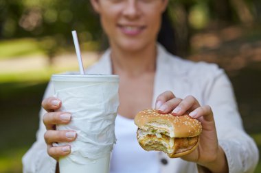 Hamburger yiyen kadın