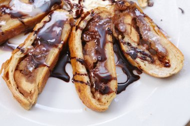 Elmalı turta ve dondurma.