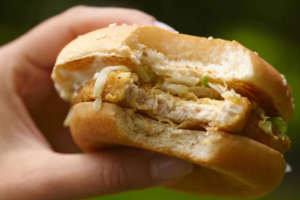 Frau isst Hamburger — Stockfoto