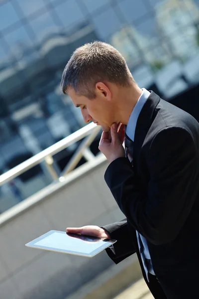 Empresário usando um tablet — Fotografia de Stock