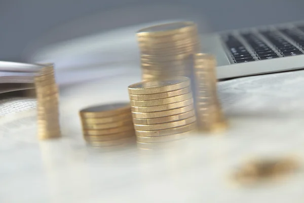 Composición comercial con monedas —  Fotos de Stock