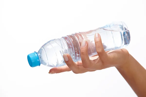 Mano con botella de agua — Foto de Stock