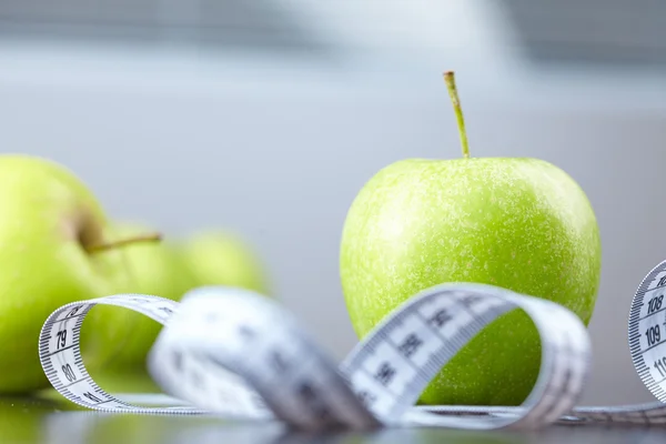 Apples with measuring tape — Stock Photo, Image