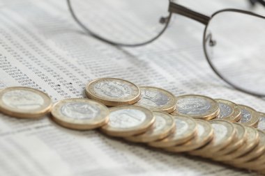 gözlük ve para ile kompozisyon