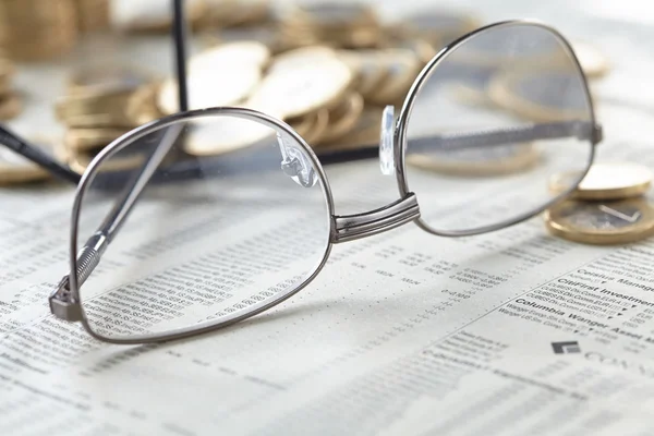 Sammansättning med glasögon och mynt — Stockfoto