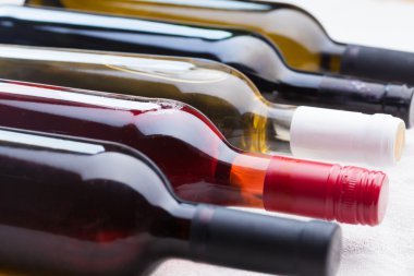 farklı şarap şişe