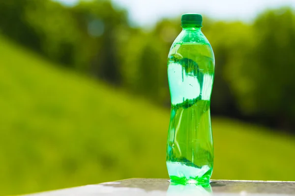 Garrafa verde com água — Fotografia de Stock