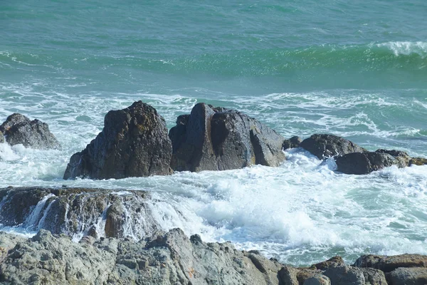 Морські хвилі і каміння — стокове фото