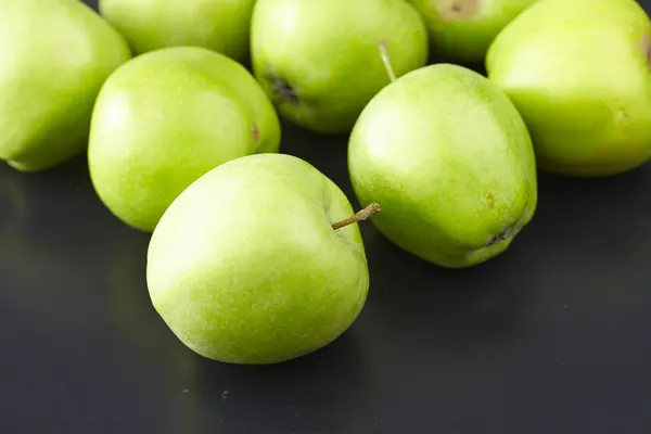 Свежие зеленые яблоки — стоковое фото
