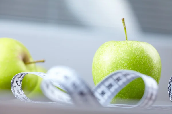 Яблоки с измерительной лентой — стоковое фото