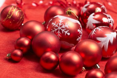 Kızıl Noel baloları