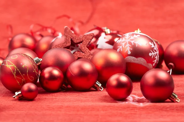 Rote Weihnachtskugeln — Stockfoto