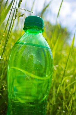 şişe su çim
