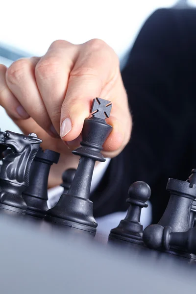 Empresário jogando xadrez — Fotografia de Stock