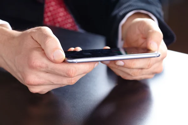 Teléfono móvil de hombre de negocios —  Fotos de Stock