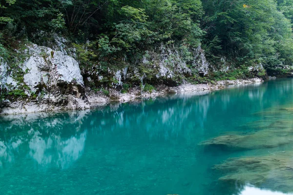 Řeka Modrou Průzračnou Vodou Horách — Stock fotografie