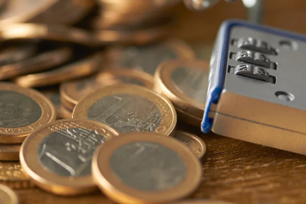 Monedas en euros y casillero — Foto de Stock