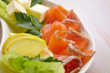 balık meze tabağı üzerinde